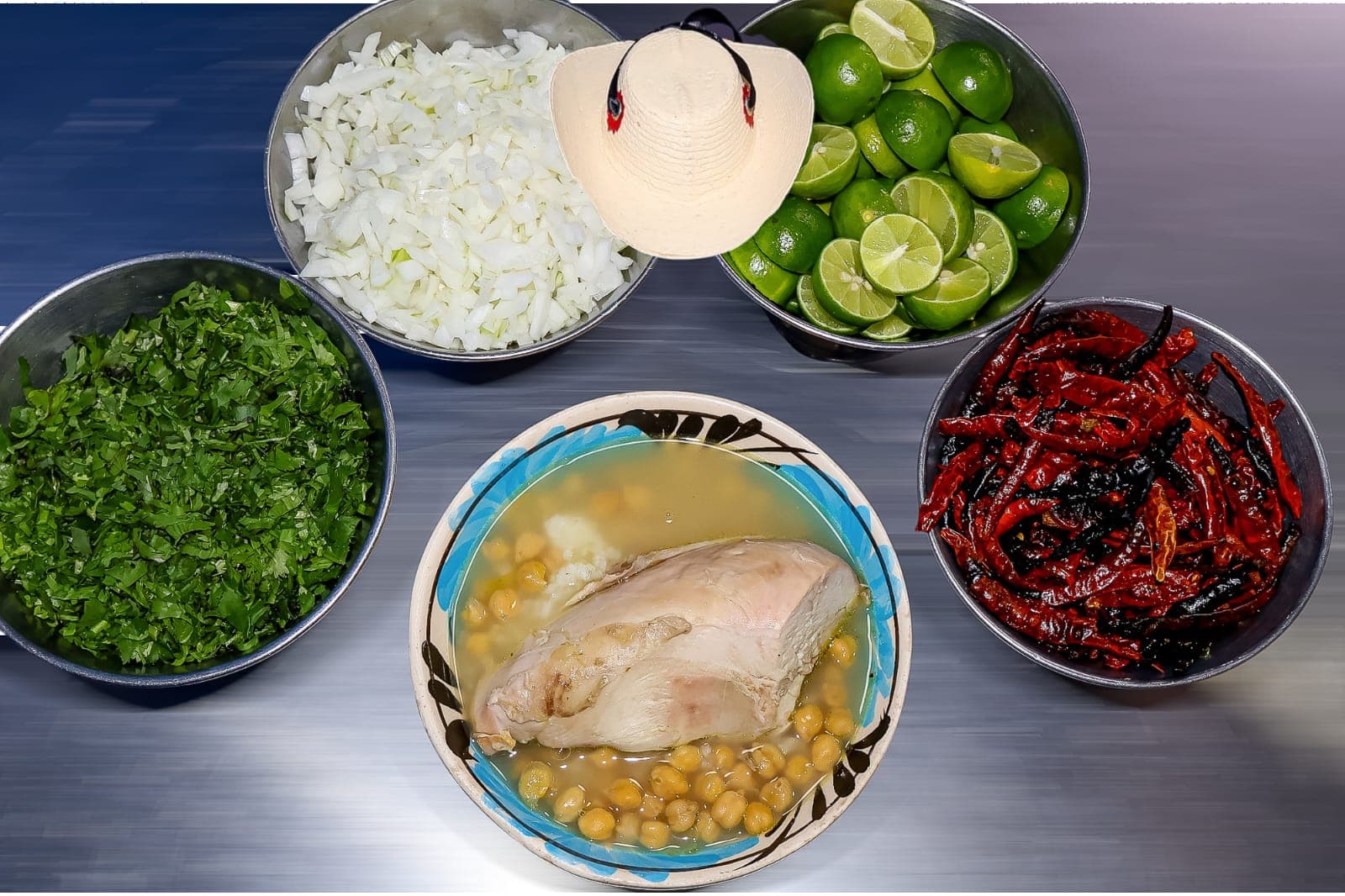 Caldo con 1/4 de Pechuga + Bolillo