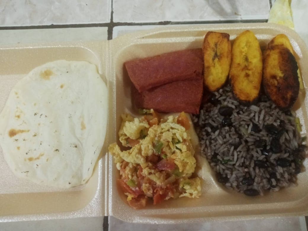 Desayuno Completo Pinto con Huevo con Tomate