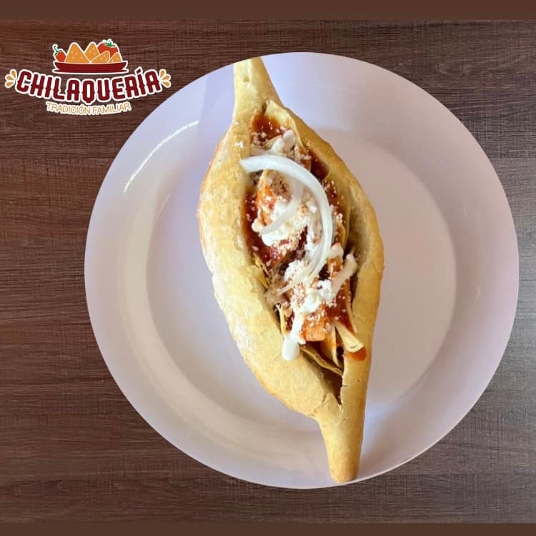 Lonche de Chilaquiles Rojos