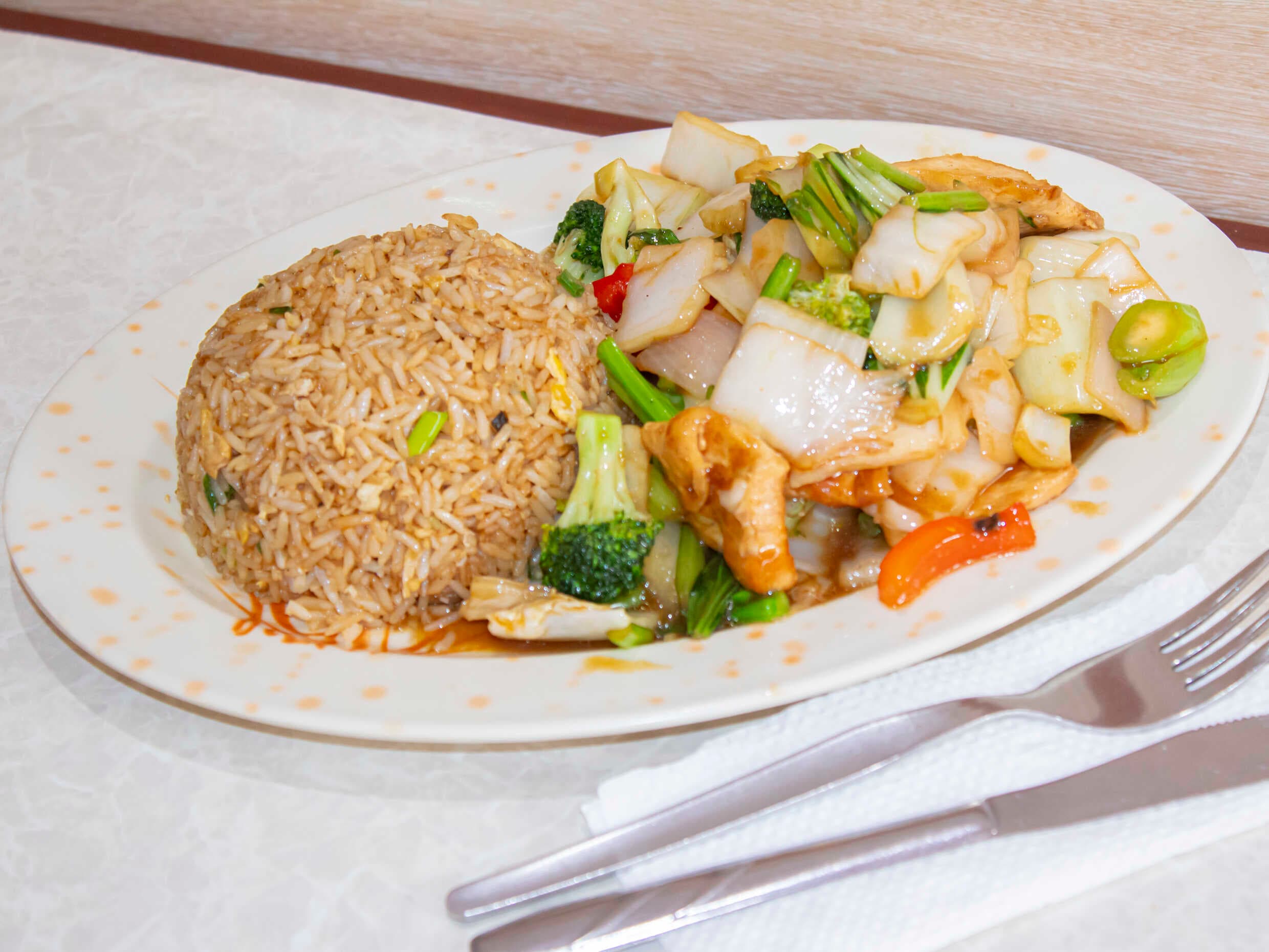 Filete de Pollo con Verdura y Arroz Chaufa