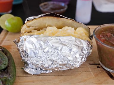 Papa Asada con queso Chihuahua