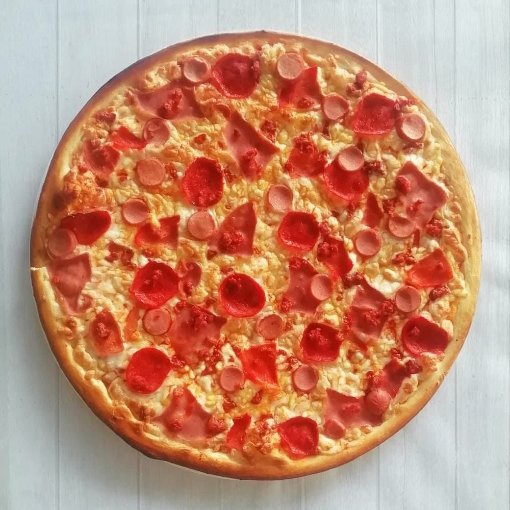 Pizza de Pepperoni y Carnes Frías