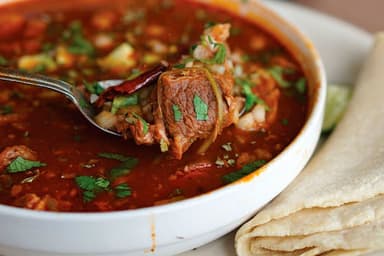 1/2 litro de consomé de birria de res