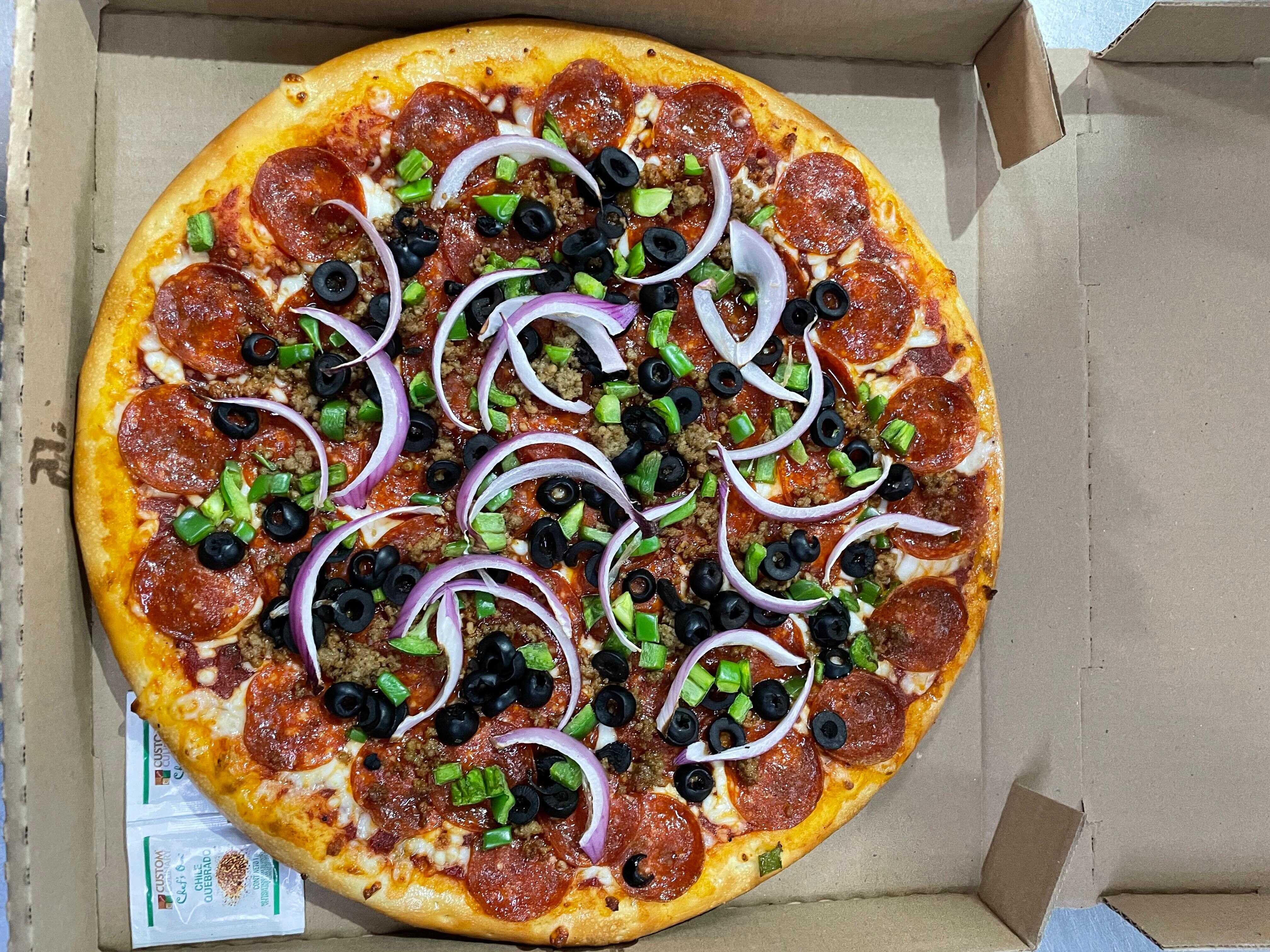 1 Pizza Grande 14´´ 3 Ing. (Antes Poperyes Pizza)