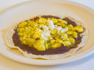 Memela de Huevo en Salsa Verde