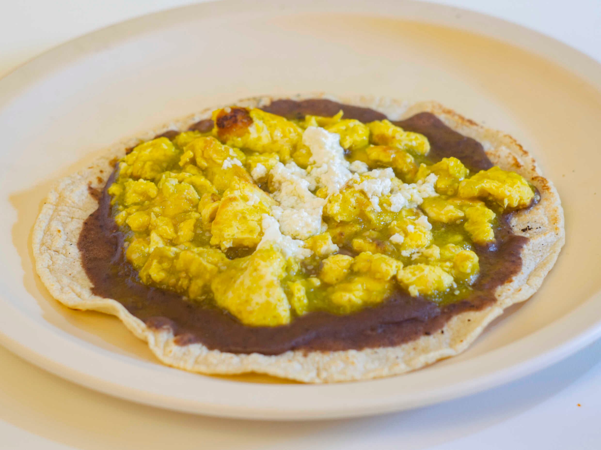Memela de Huevo en Salsa Verde