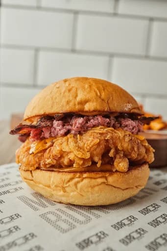 Combo Burger Chickenator + Papas