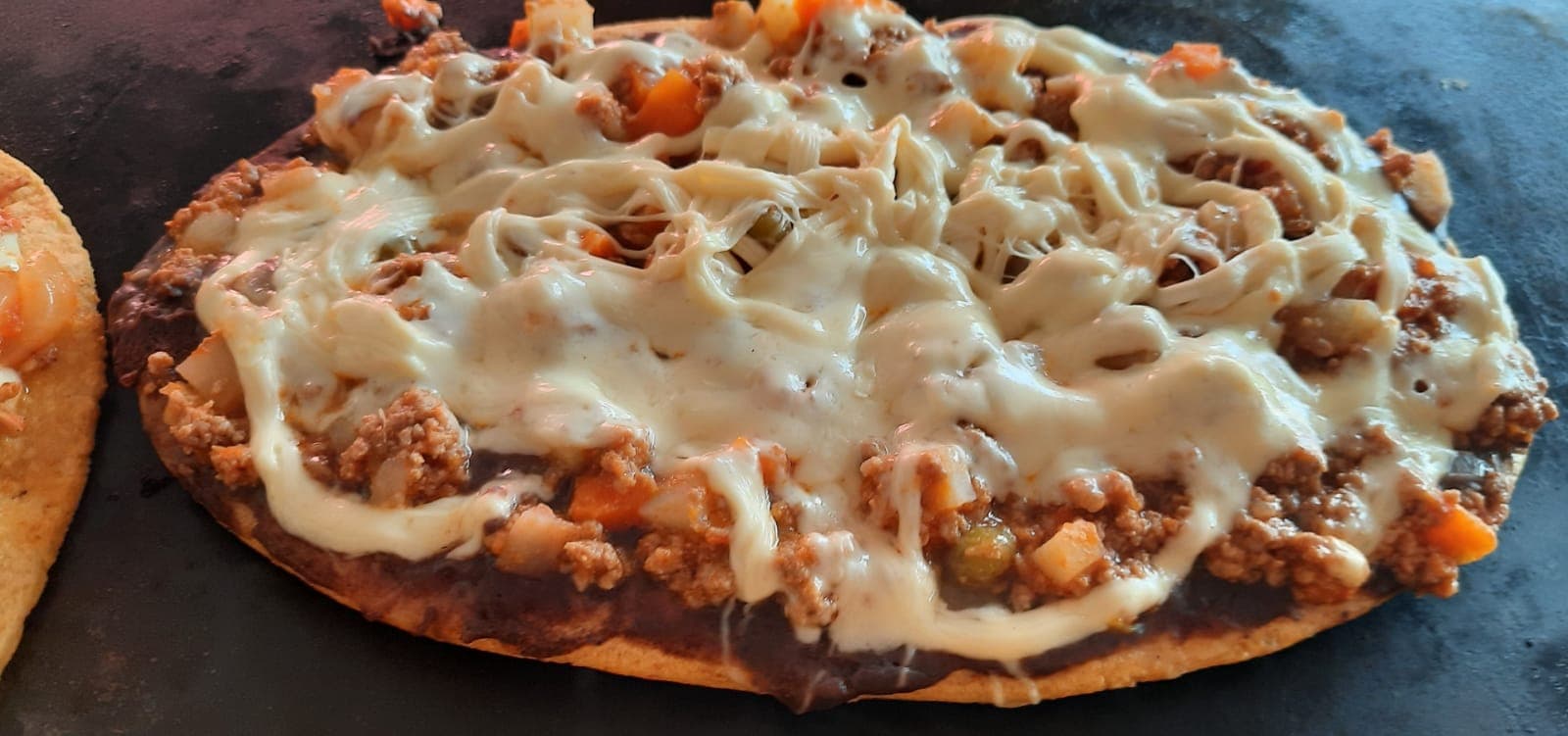 Huarache con Guiso y Quesillo