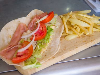 Sincronizada con Papas y Refresco