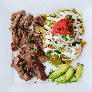 Chilaquiles con Arrachera (Rojos o Verdes)