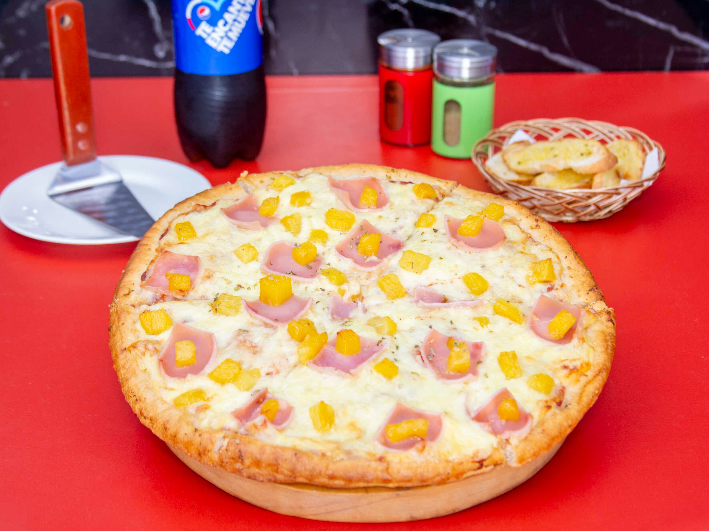 Pizza Hawaiana Grande, Panes al Ajo y Gaseosa