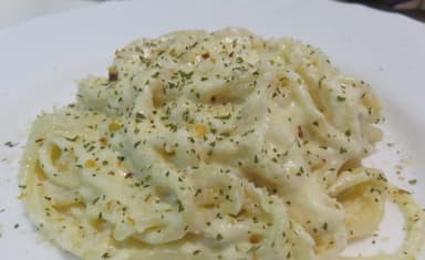 Pasta 4 Quesos + Agua de Manzana