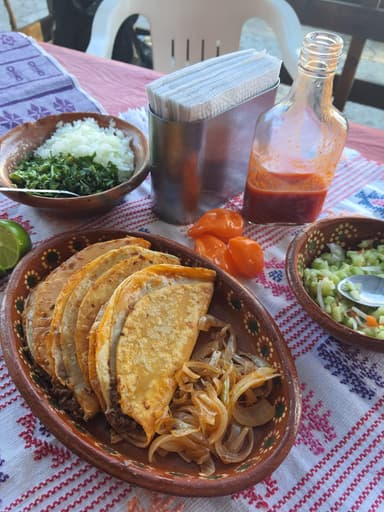 Combo Tacos, Consomé y Agua