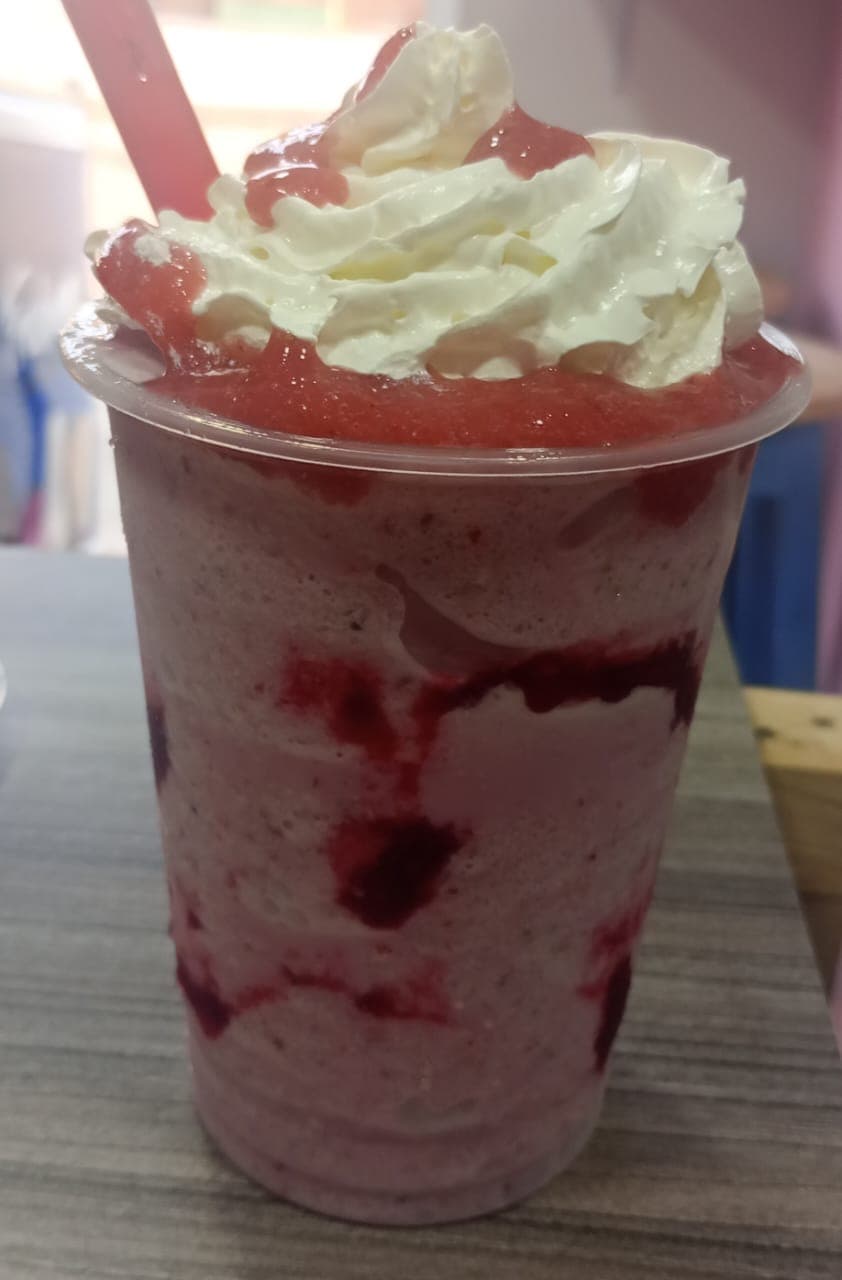 Frappé de Frutos Rojos + Waffe Tradicional