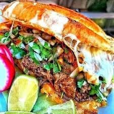 Lonche de Birria Con Queso