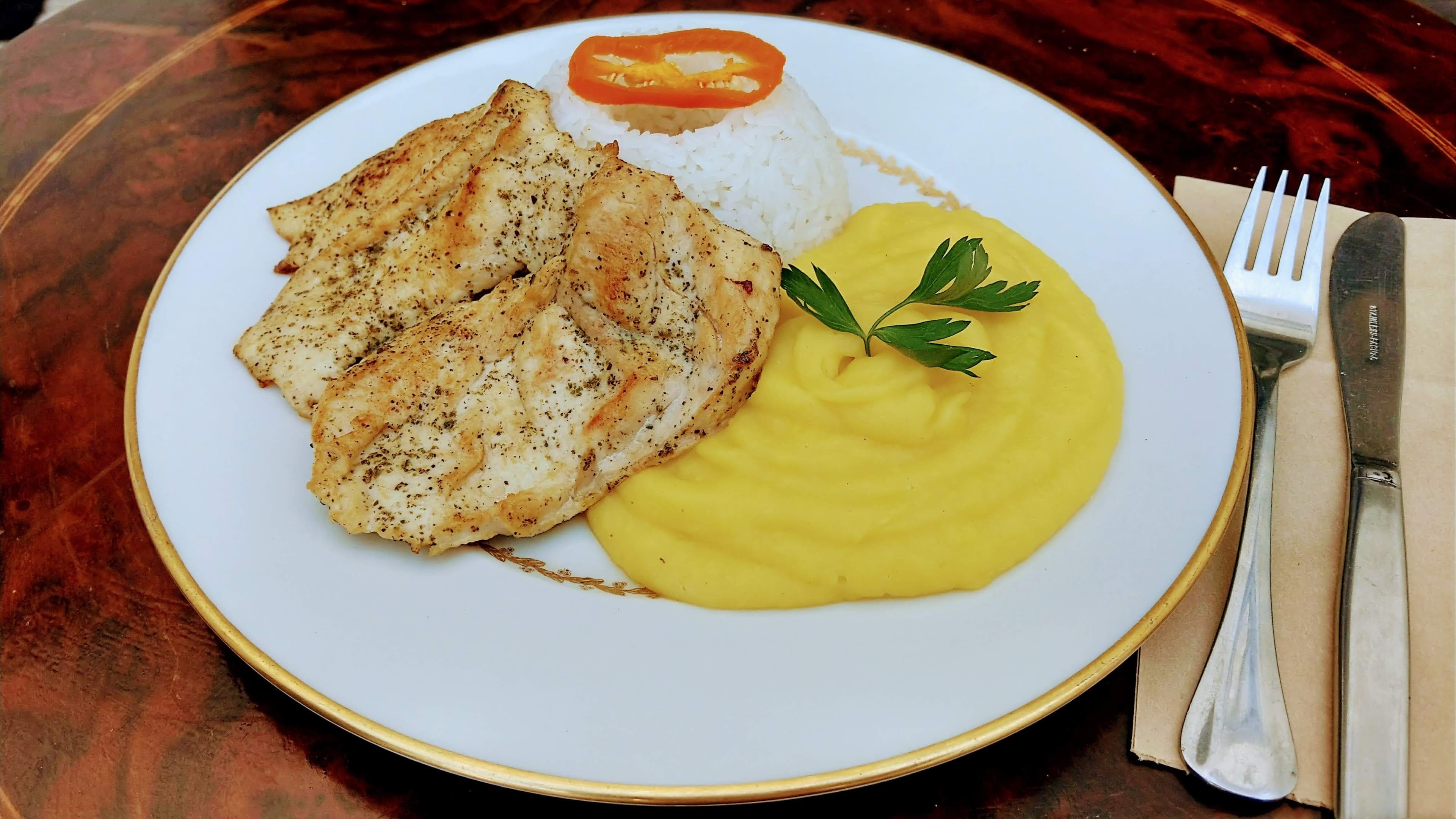 Puré con Filete de Pollo A La Plancha
