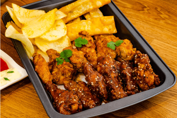 20 Alitas BBQ y 8 tequeños de pollo.
