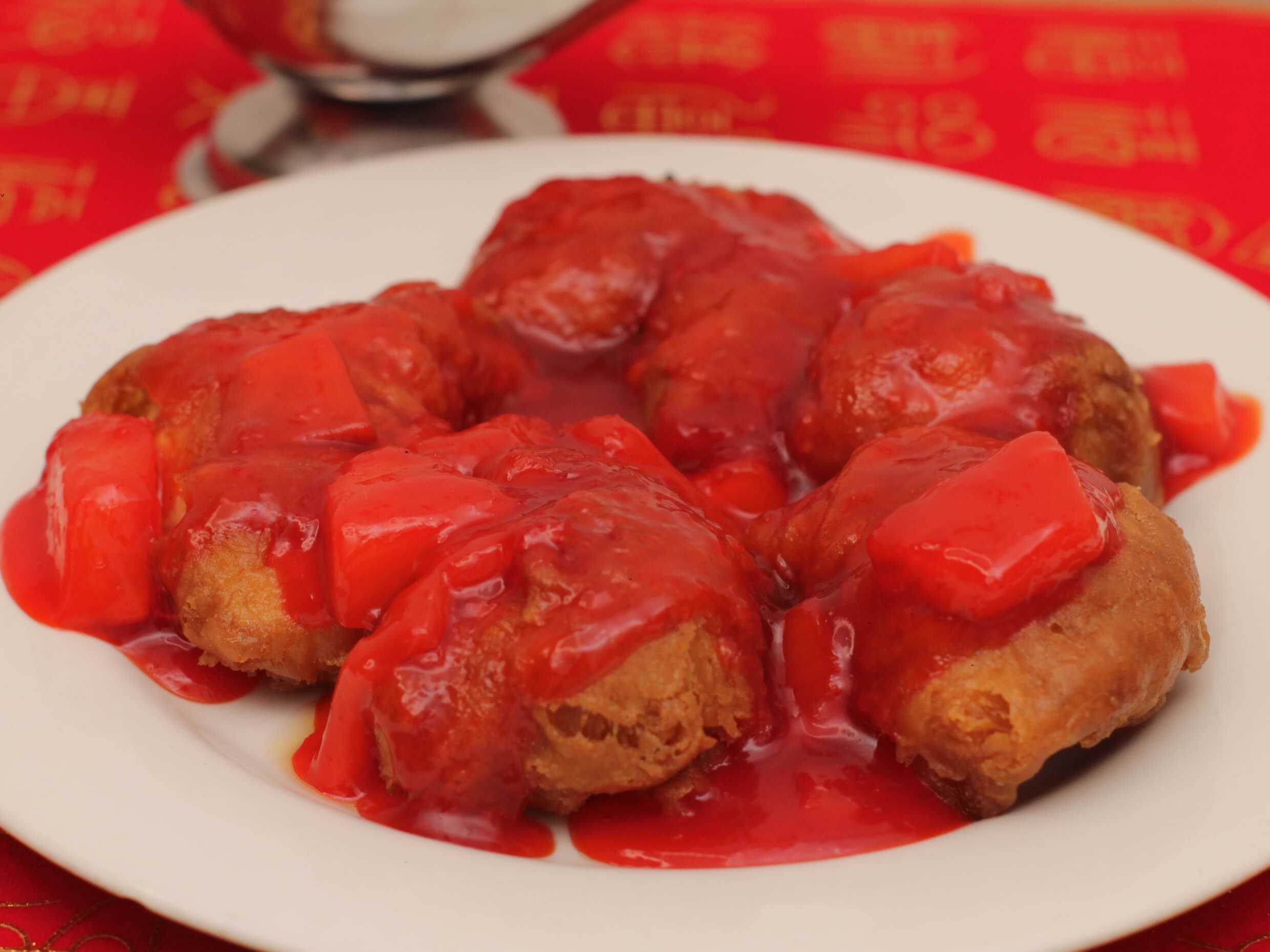 Croquetas de pollo en salsa agridulce.