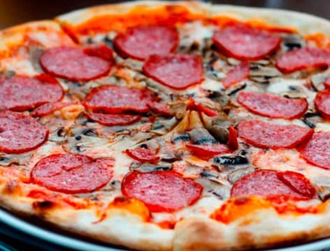 Pizza de Pepperoni y Champiñon