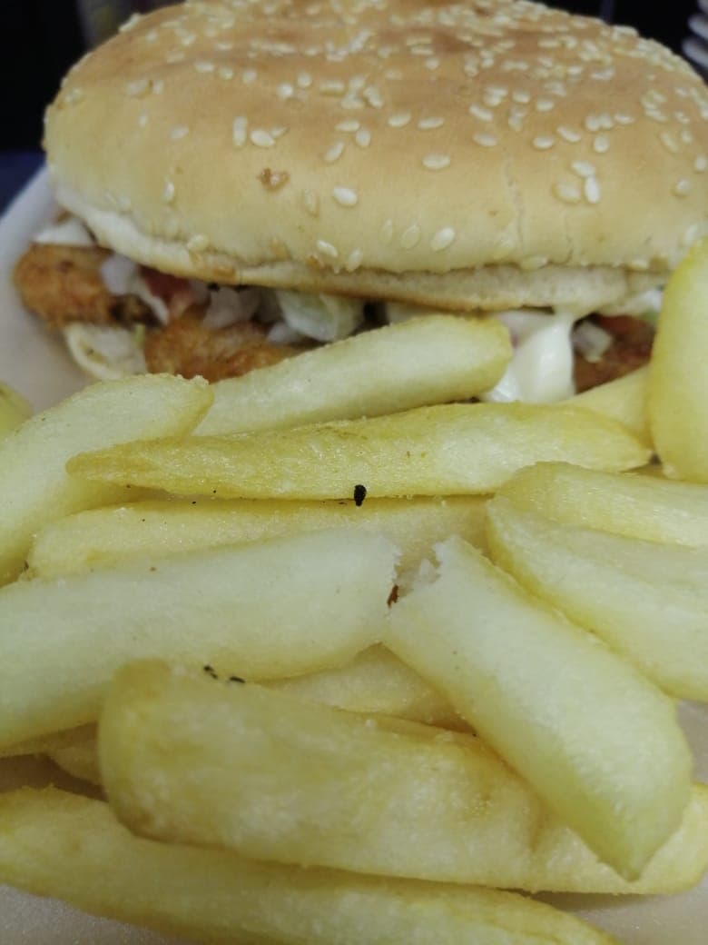 Hamburguesa Res 3 Quesos & Papas Francesas.