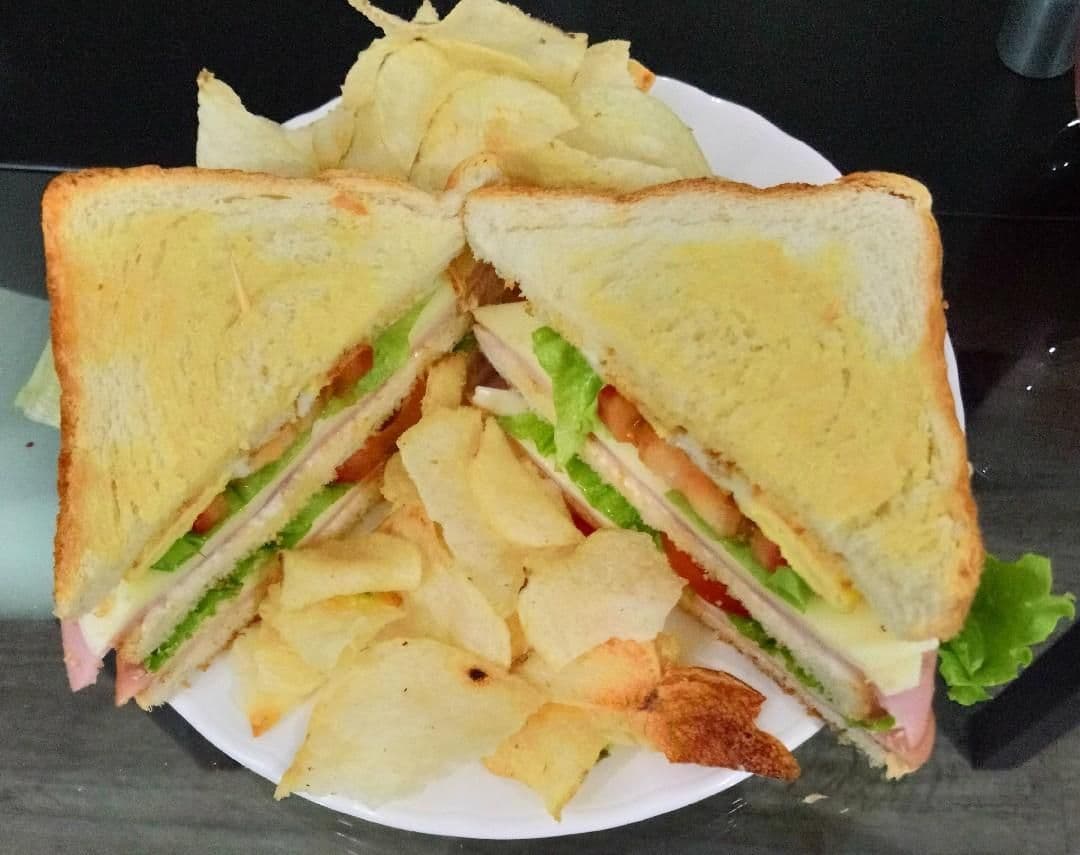 Club sandwich de jamón con queso y papas