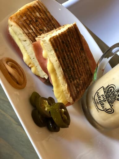 PANINI DE JAMON Y QUESO