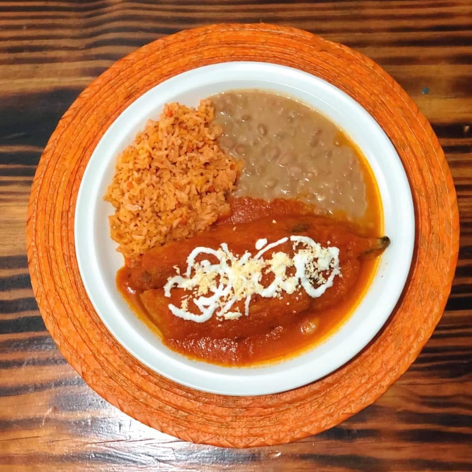 CHILE CAPEADO RELLENO DE QUESO EN SALSA ROJA