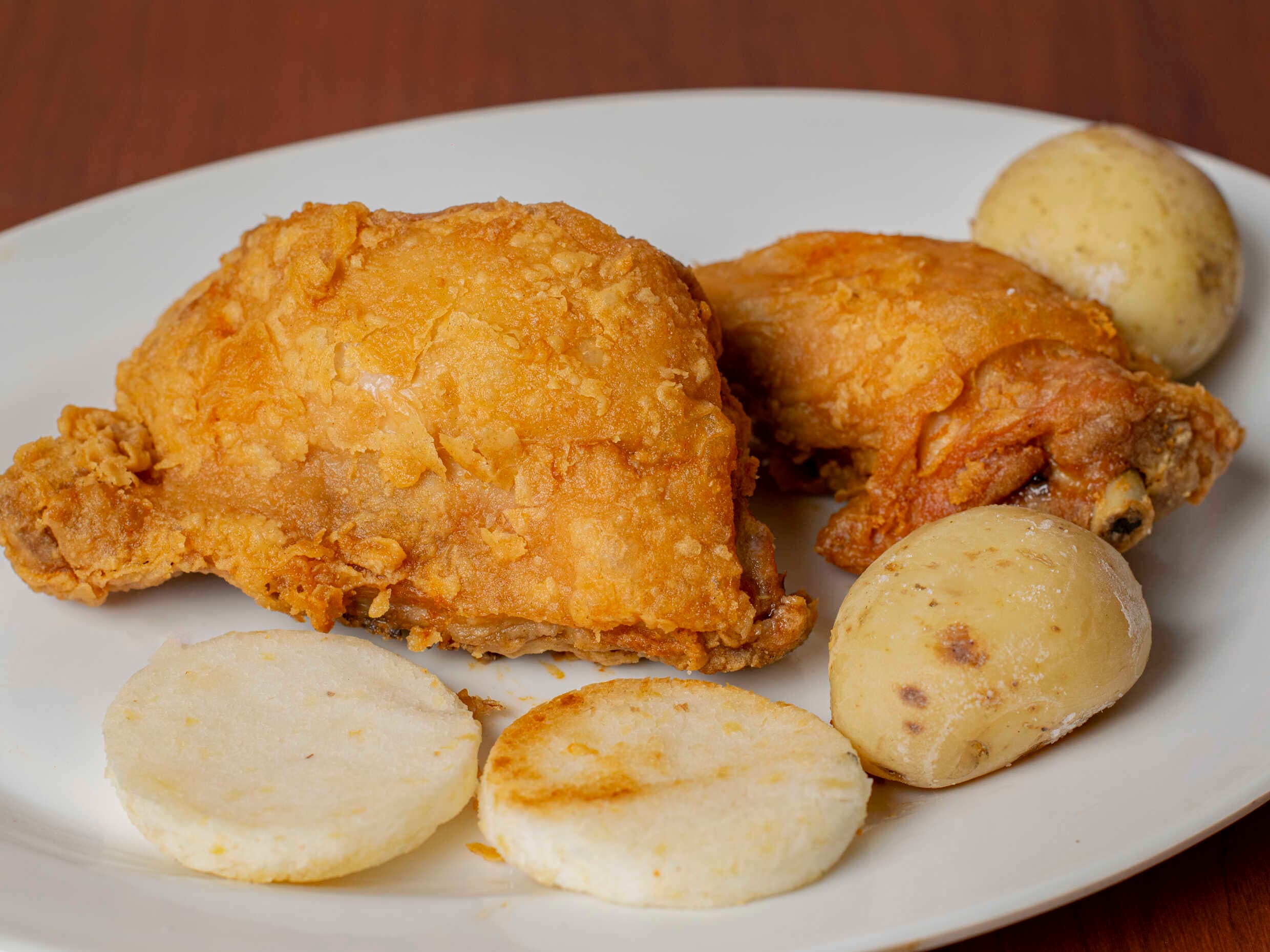 Combo 1/4 de Pollo Apanado, Papas y Cocacola
