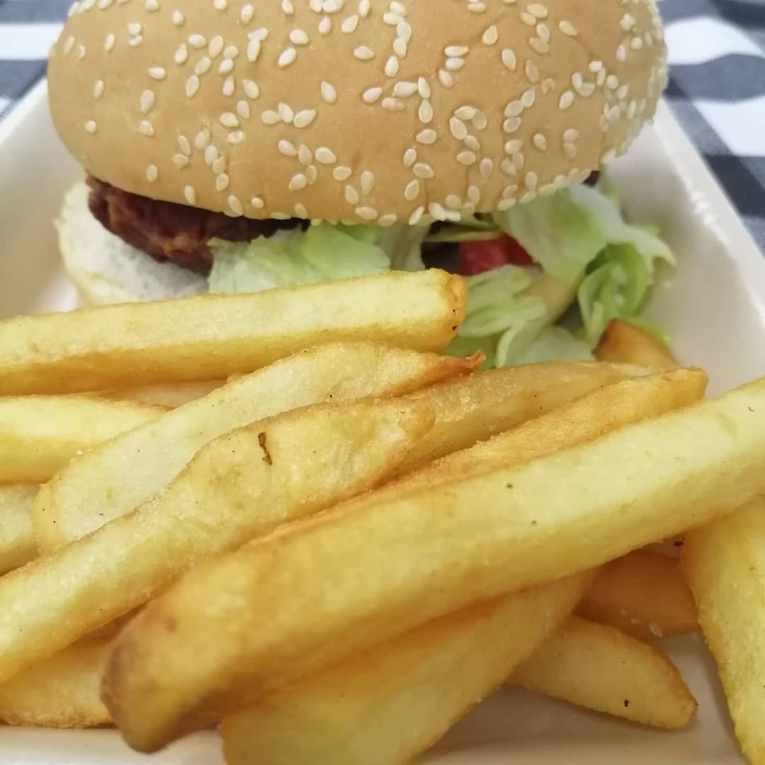 Hamburguesa Arrachera y Papas Francesas Sencillas