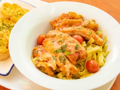 Pasta en Salsa al Pesto con Pollo Parmesano