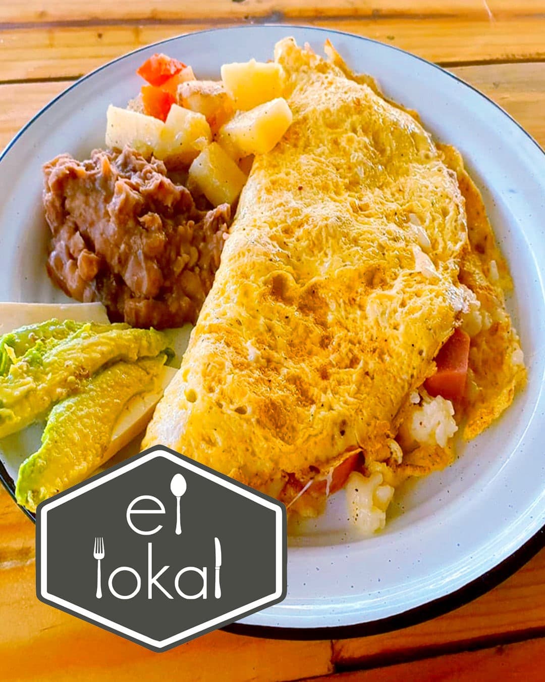 Omelette + Chilaquiles Rojos o Verdes