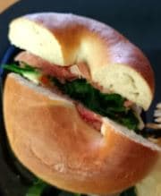 Bagel de jamón serrano