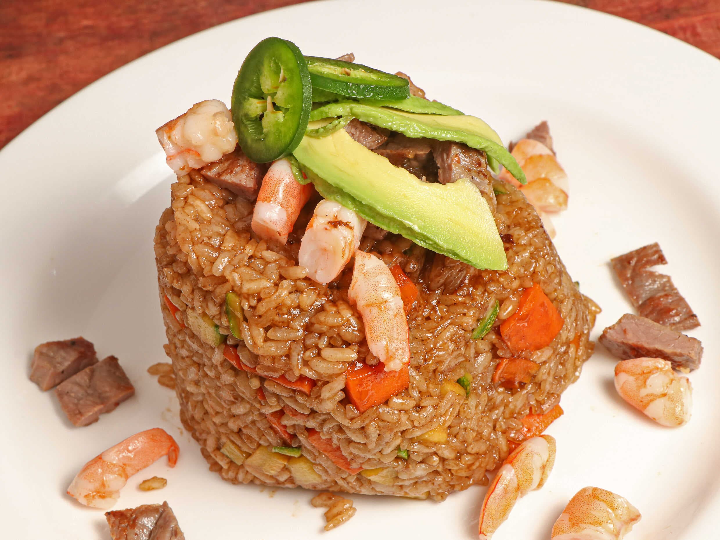 Yakimeshi de Arrachera Camarón Pollo y Cerdo