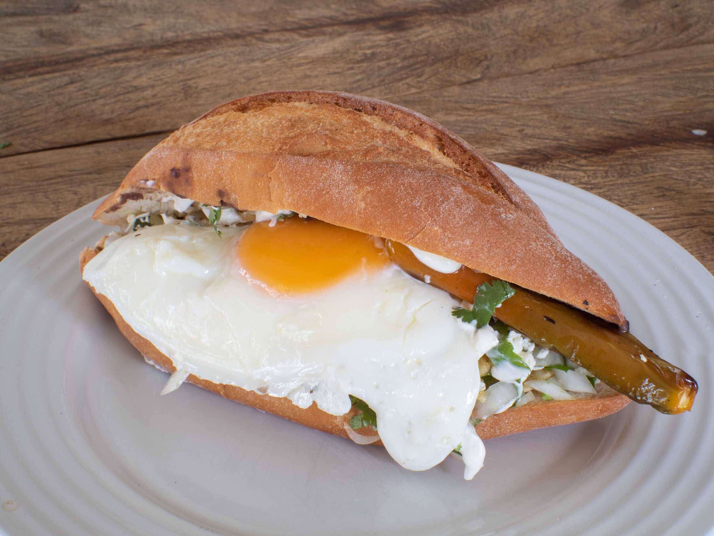 2 Torta de chilaquiles