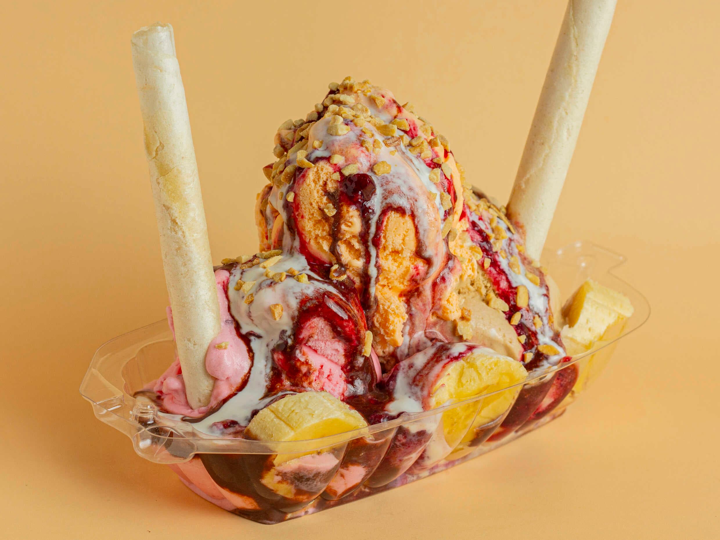 Banana Split + Adición (Queso, Chantilly u Oreo)
