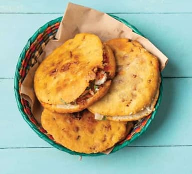 Gordita de Chicharrón con Carne Asada