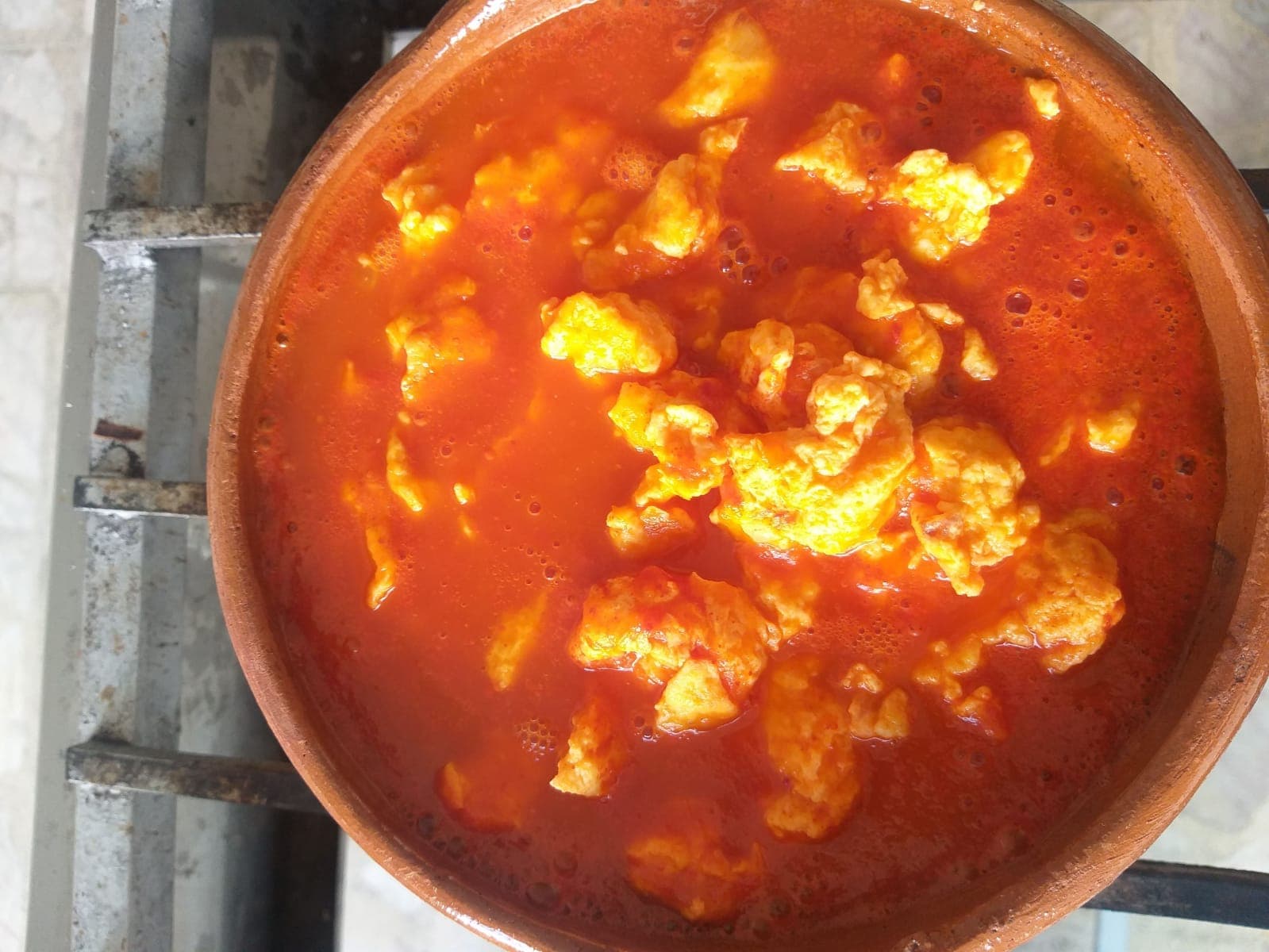 GORDITA  DE HUEVO EN SALSA