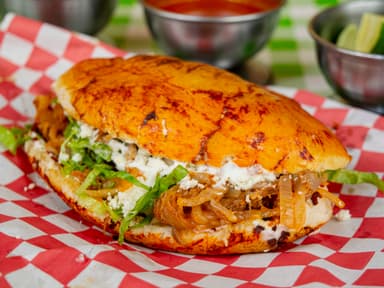 Pambazo de Tinga de Pollo