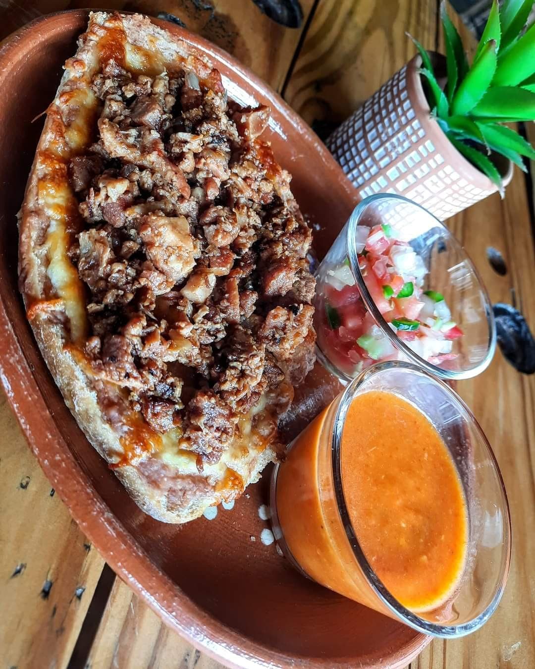 Mollete de Chicharrón prensado