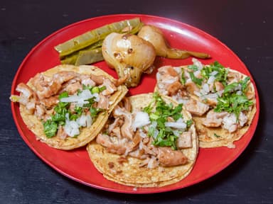 Combo Tacos Suadero (4) + Quesadilla de Queso