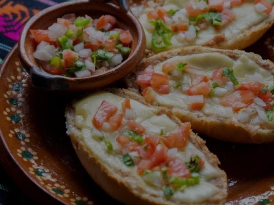 MOLLETES CON CHORIZO
