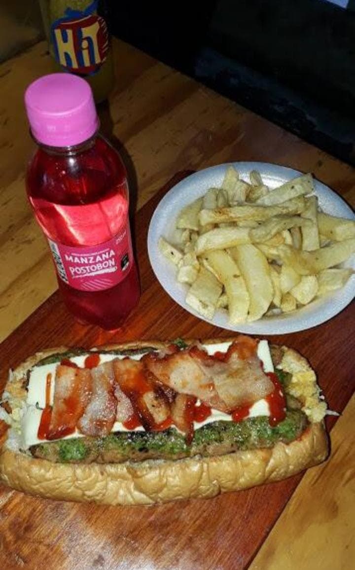 Perro Suizo, Papas y Gaseosa