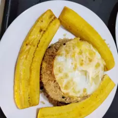 Chaufa de Huevo y Platano Frito