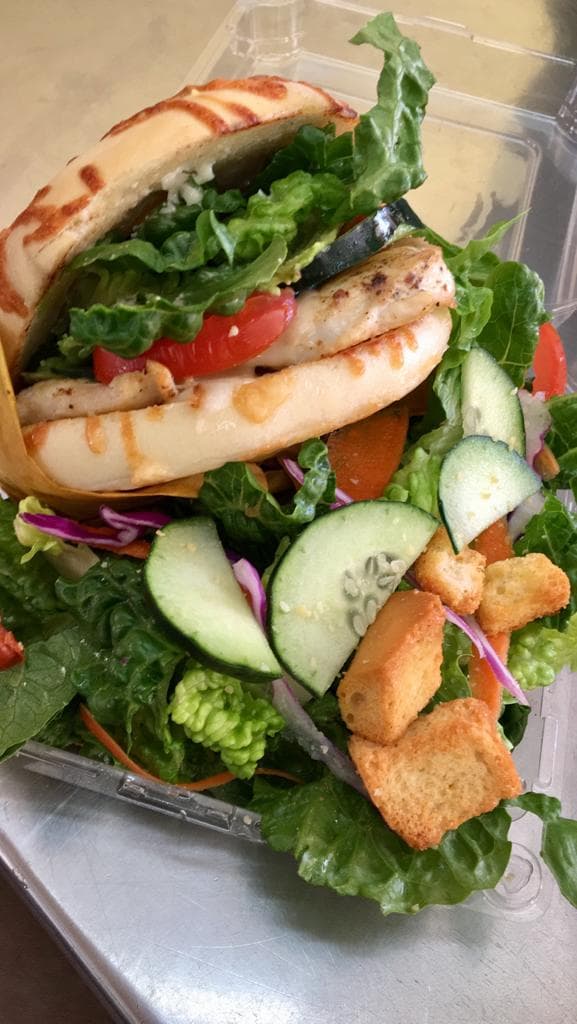 Ensalada de Pollo más Jugo de Naranja