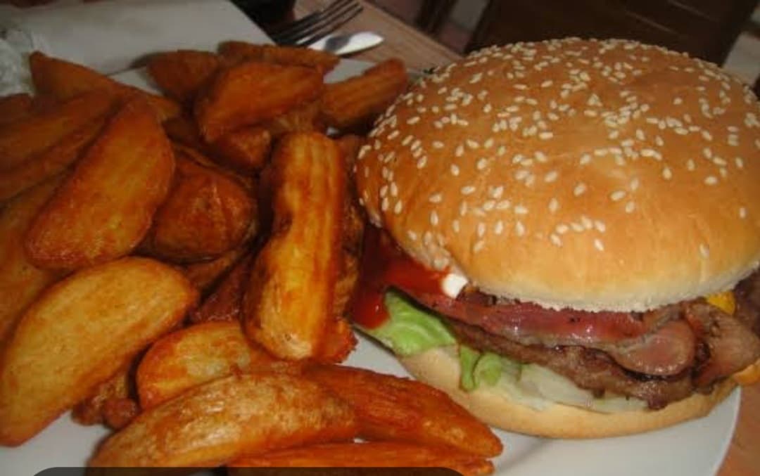 Hamburguesa Hawaiana+ Patatas (papas gajo)