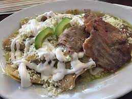 Chilaquiles con Carne Ó Pollo + Bebida a Elegir