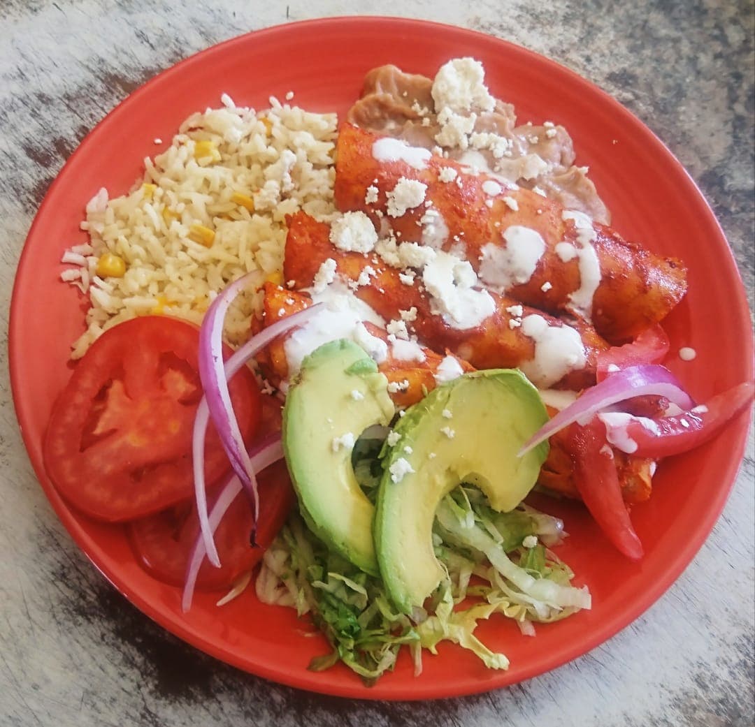 Enchiladas Rojas/Chuleta/Arroz/Ensalada y Bebida.