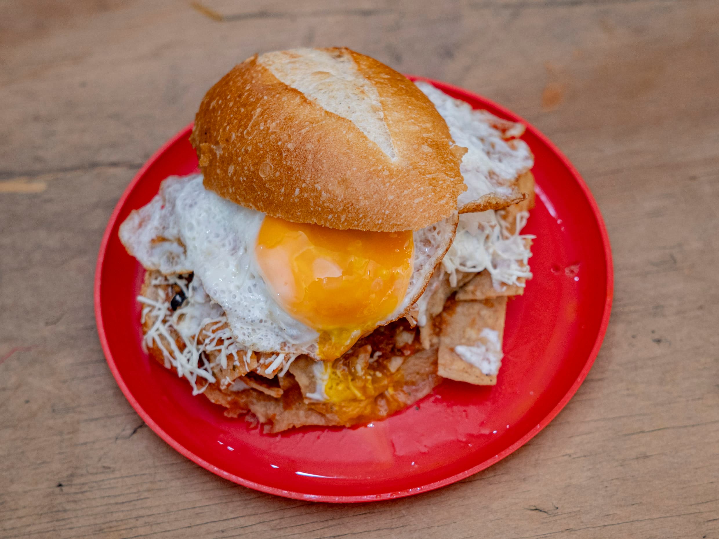 Torta de Chilaquiles con un Huevo