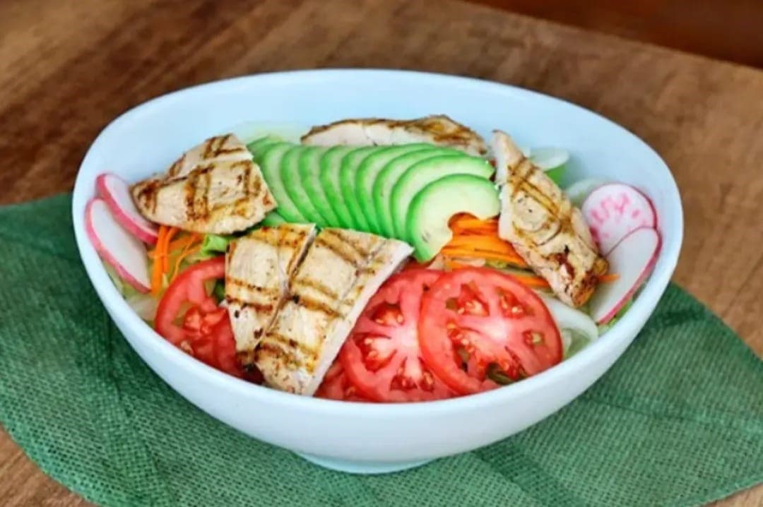 Ensalada Clásica de Pollo + Bebida Gratis