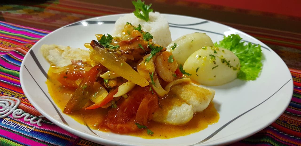 Combo Corvina Chorrillana con Mariscos + Coca Cola